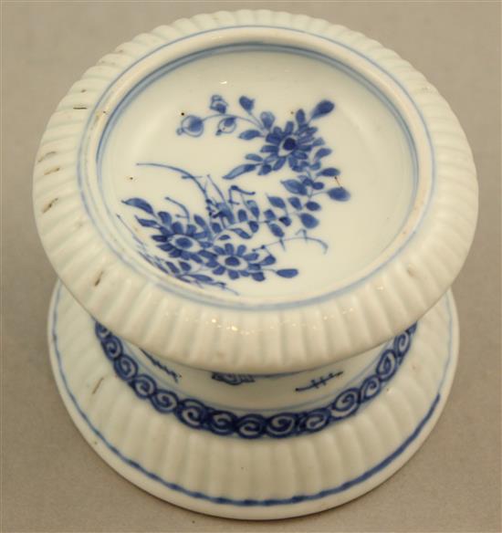 A Chinese export blue and white trencher salt cellar, Qianlong, 6cm